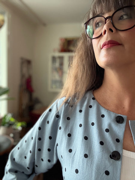 Blusjacka i linnemix med prickar