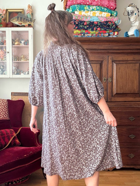 Vid klänning i grå bomullsmuslin