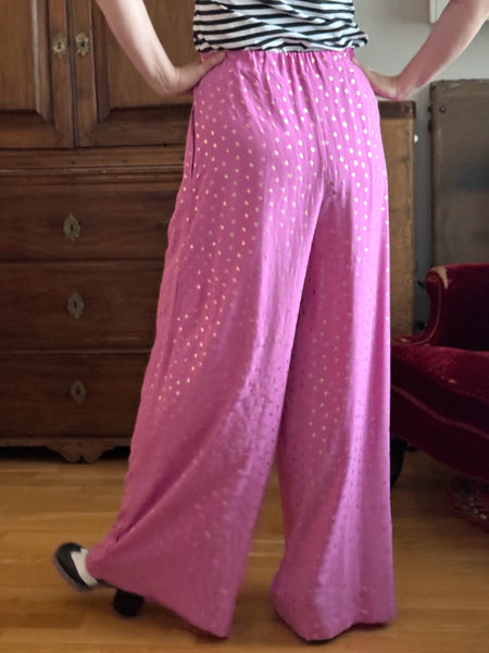 Extra vida, långa byxor med hög midja. Cerise med guldprickar