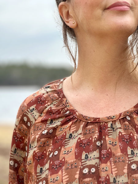 Luftig blus i bomull med katter