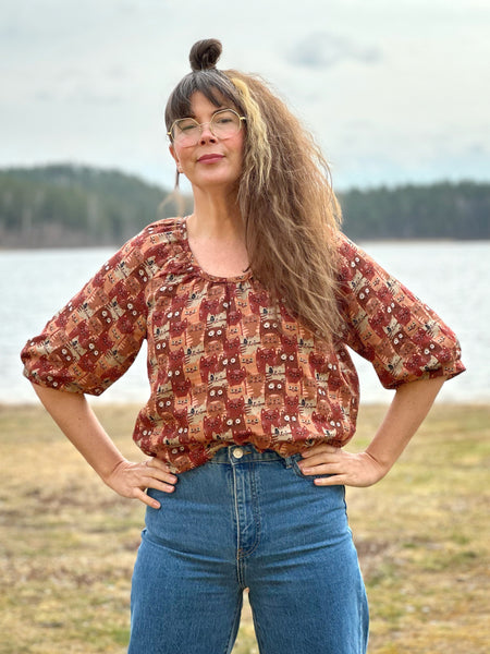 Luftig blus i bomull med katter