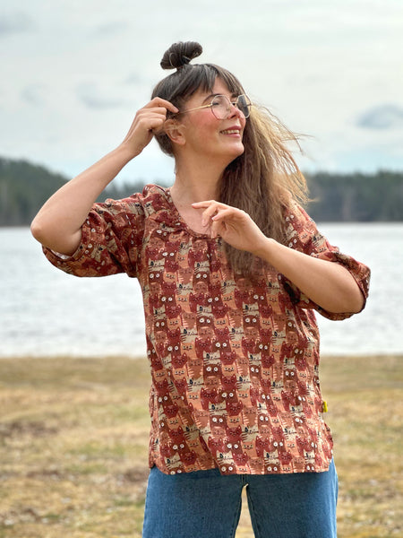 Luftig blus i bomull med katter