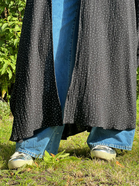 Extra långt sjok / kaftan svart med vita prickar