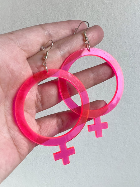 Örhängen, cerisa kvinnotecken