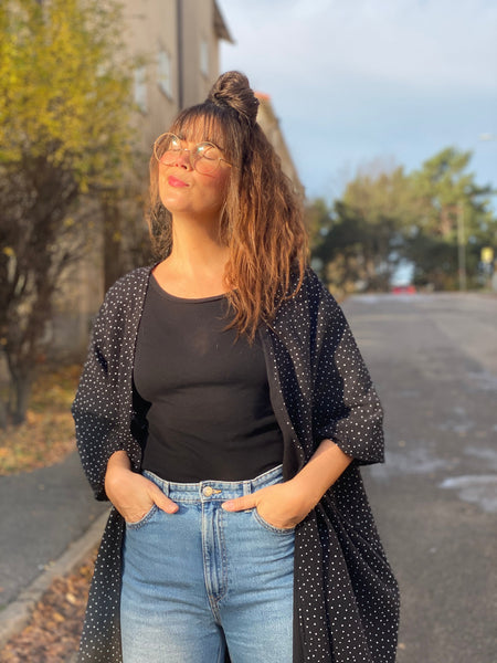 Extra långt sjok / kaftan svart med vita prickar