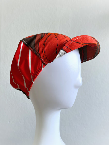 Barnkeps liten, röda tulpaner