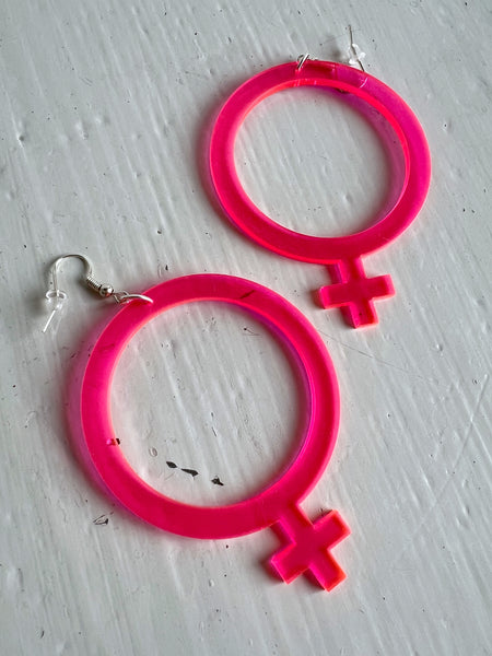 Örhängen, cerisa kvinnotecken