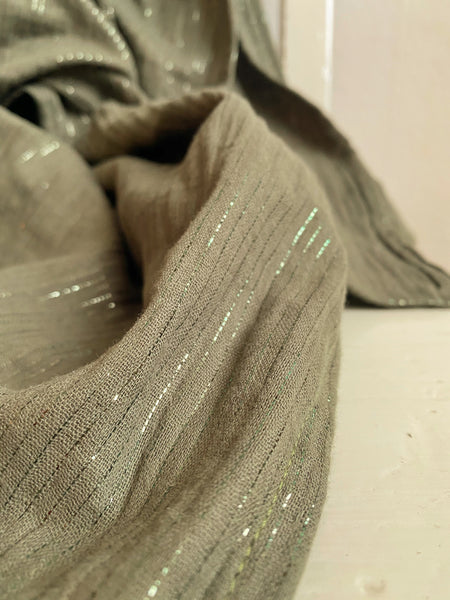 Sjal i bomullsmuslin med glitter, olivgrön