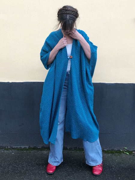 Sjok/kaftan/kimono turkos eller petrol med vita små prickar från Lille-Lo