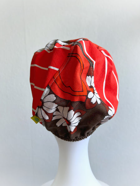 Barnkeps liten, röda tulpaner