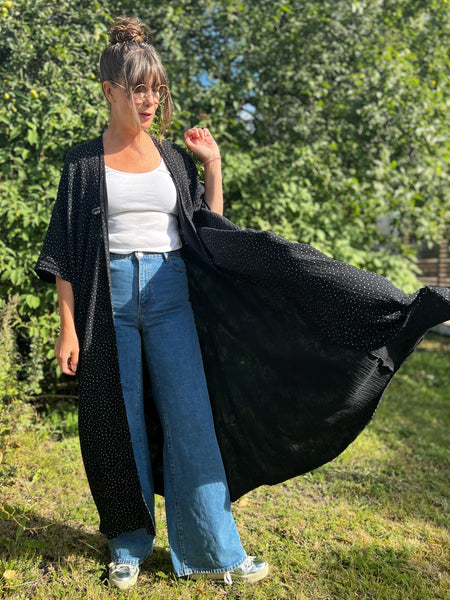 Extra långt sjok / kaftan svart med vita prickar