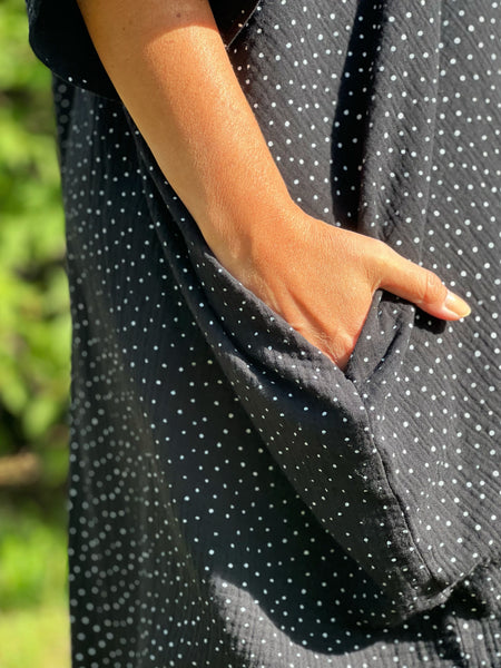 Extra långt sjok / kaftan svart med vita prickar