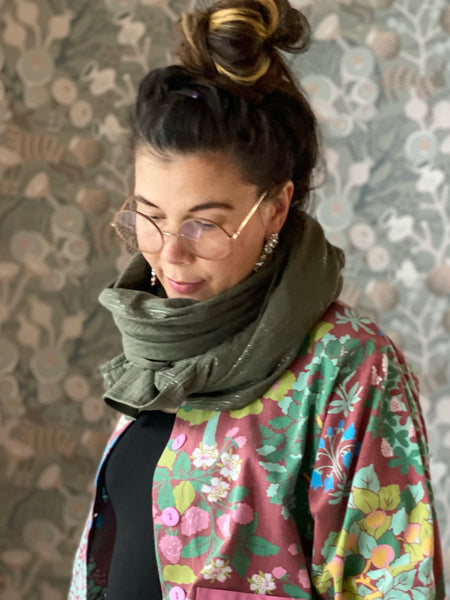 Sjal i bomullsmuslin med glitter, olivgrön