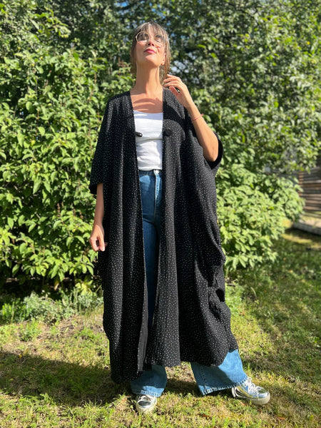 Extra långt sjok / kaftan svart med vita prickar