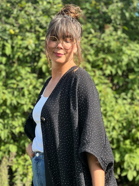 Extra långt sjok / kaftan svart med vita prickar