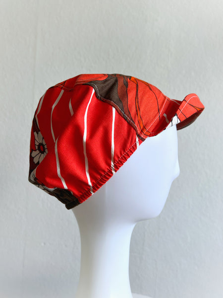 Barnkeps liten, röda tulpaner