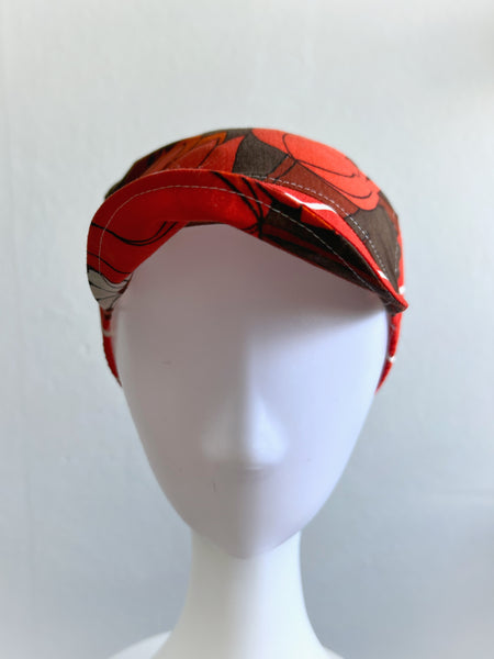 Barnkeps liten, röda tulpaner