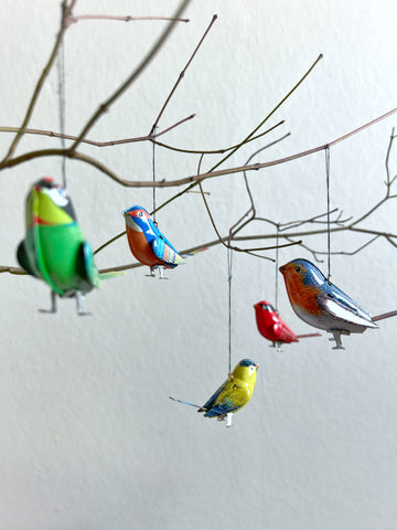 Små dekorationsfåglar i plåt