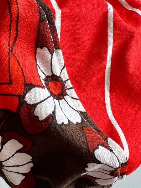 Barnkeps liten, röda tulpaner