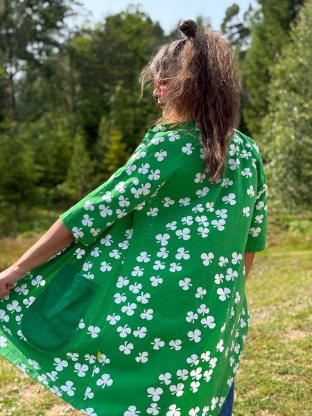 Städrock i grönt vintagetyg med klöver