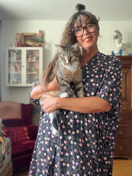 Sjok / kaftan med knappar, svart med lila & guld