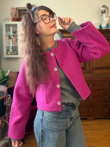 Kort enfärgad jacka i cerise ull