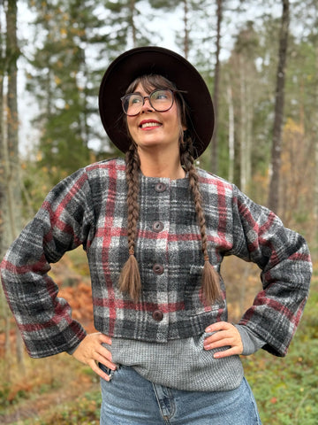 Kort jacka i grått & rödrutig