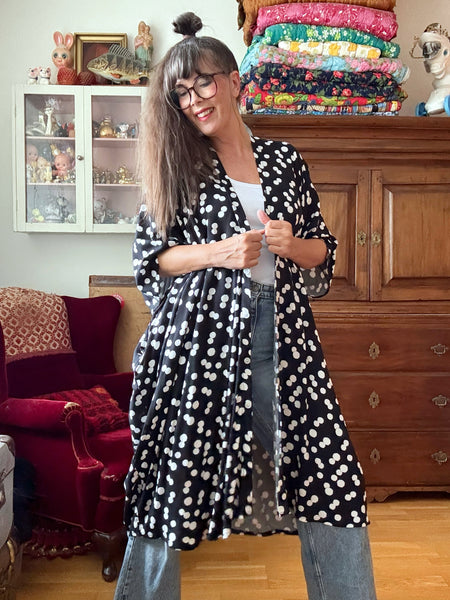 Sjok / kaftan med knappar hela vägen. Svart med vita prickar