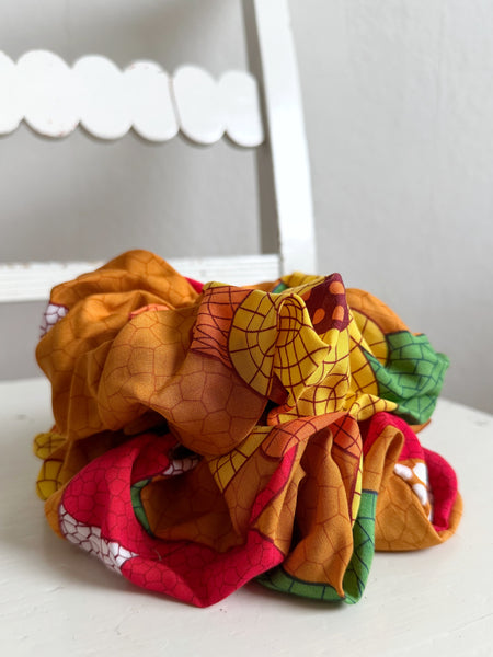 Scrunshie orange med stora blommor