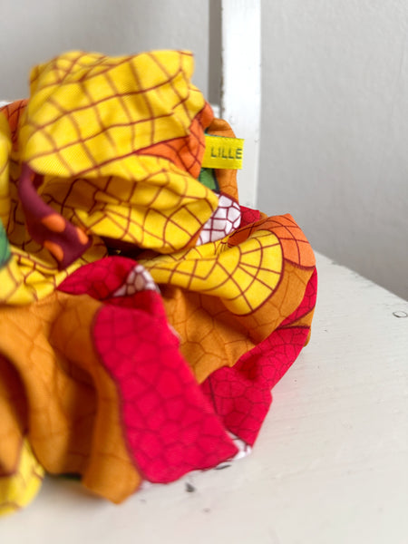 Scrunshie orange med stora blommor