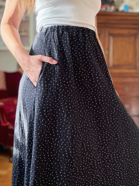 Långkjol i med resår & fickor, svart med vita prickar