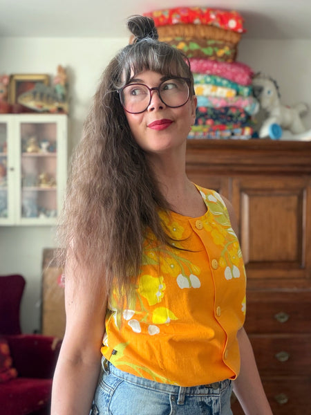 Ärmlös blus i lejongult vintagetyg