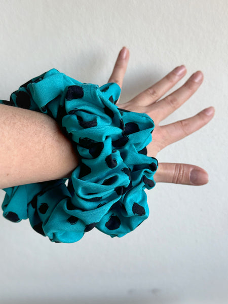 Scrunshie turkos med prickar