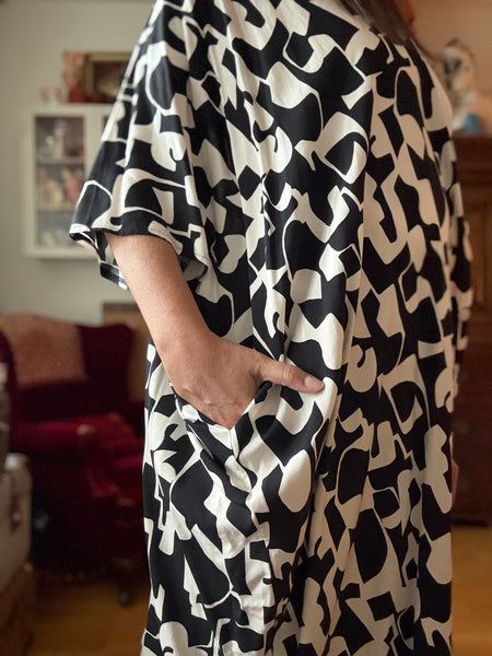 Extra långt sjok / kaftan, grafiskt svartvitt