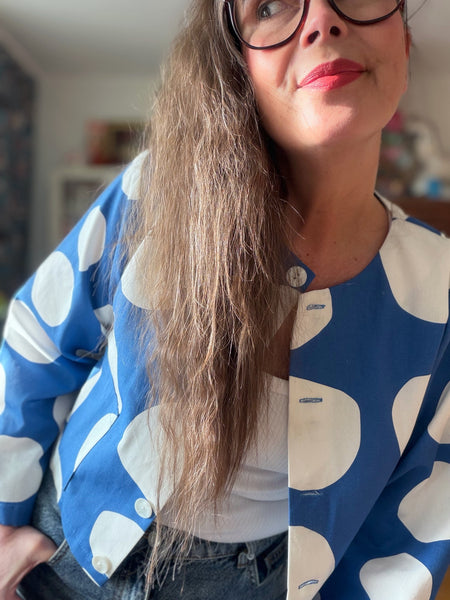 Kort jacka med lång ärm, prickig