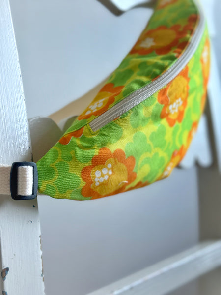 Magväska med orange blommor