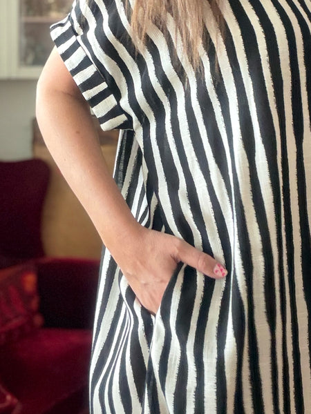 Oversized klänning i randigt svartvitt