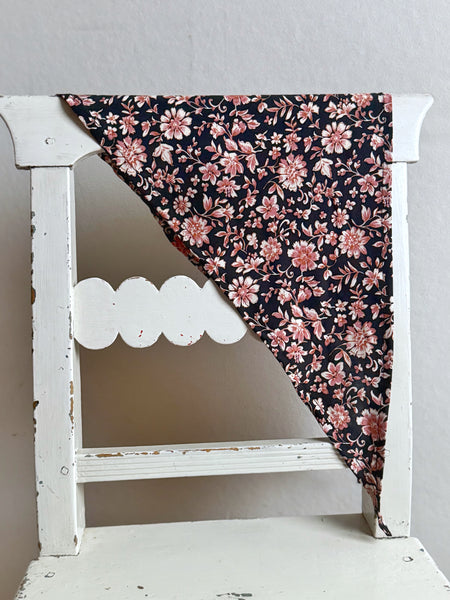 Liten sjal / sjalett, svart med blommor