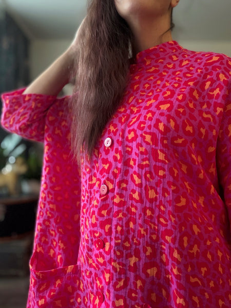 Städrock i bomullsmuslin med rosa leopardmönster