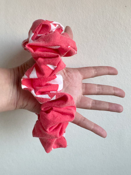 Scrunshie i rött vintagetyg