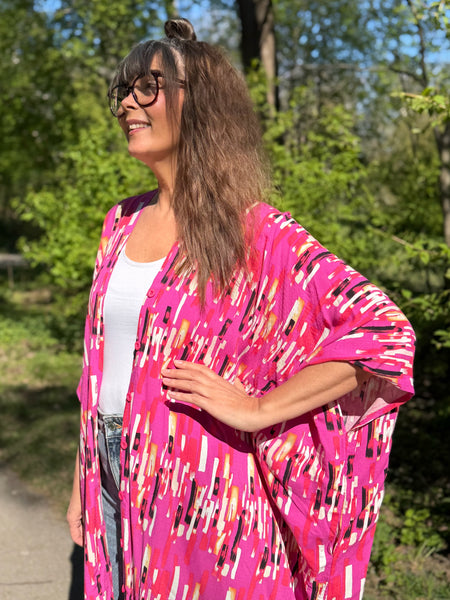 Sjok / kaftan med knappar, cerise med grafiskt mönster