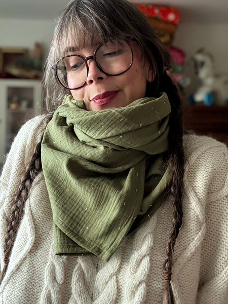 Stor sjal, mossgrön med guldströssel