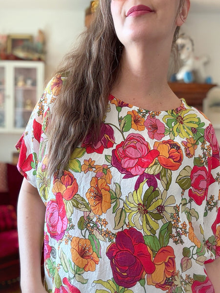 Boxig blus, vit med blommor