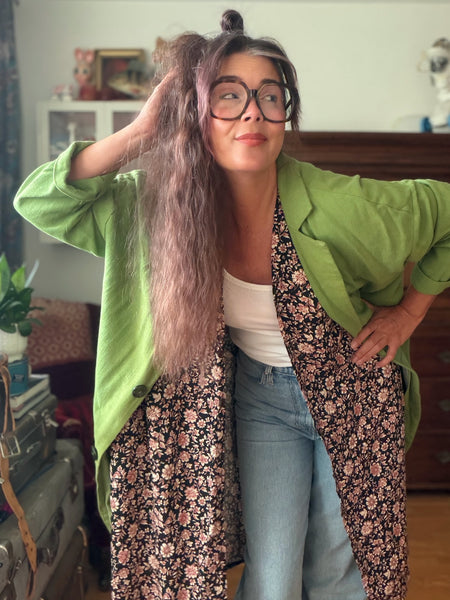 Sjok / kaftan med knappar, svart med blommor