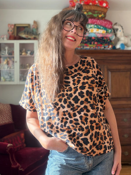 Blus i boxig modell med leopardmönster
