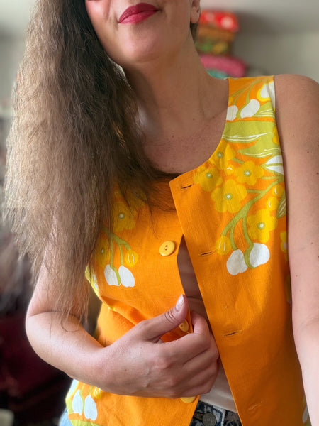 Ärmlös blus i lejongult vintagetyg