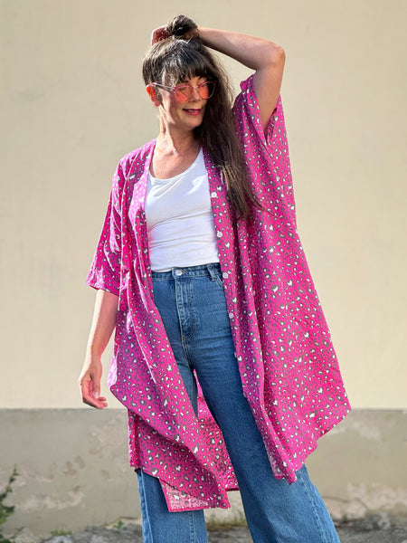 Sjok / kaftan med knappar & cerise leopardmönster