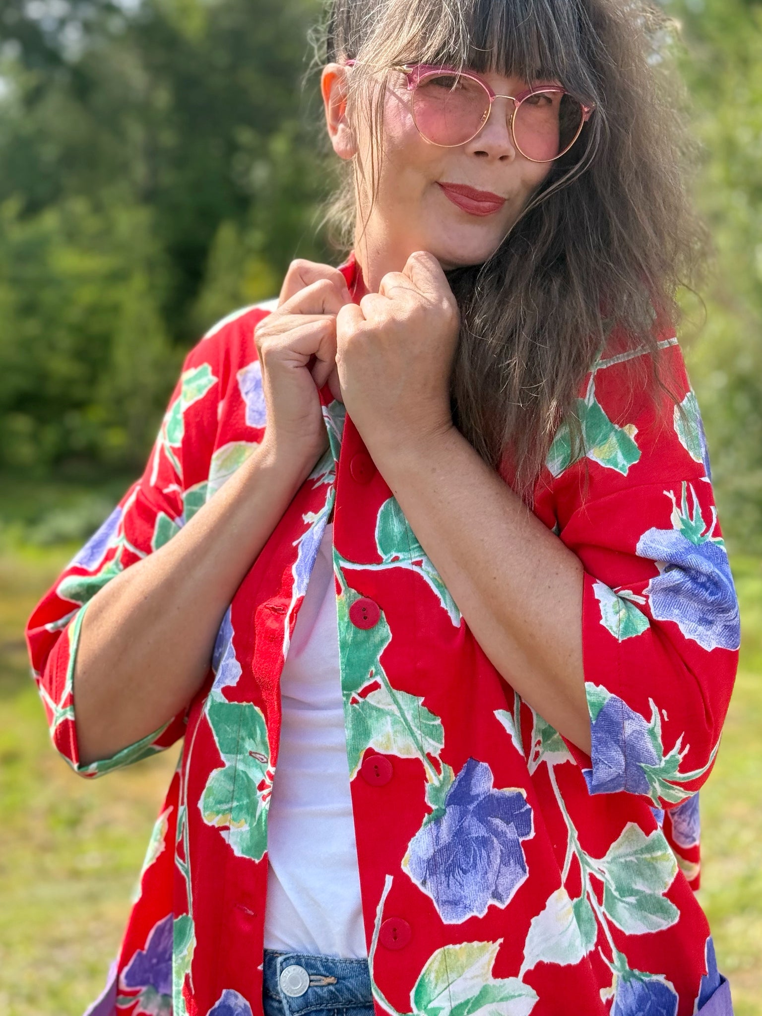 Städrock i återbrukat rött med lila rosor.