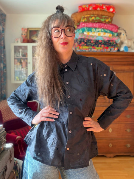 Skjorta i svart brodyr