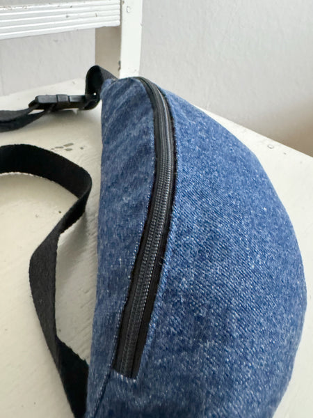 Magväska i mörk jeans